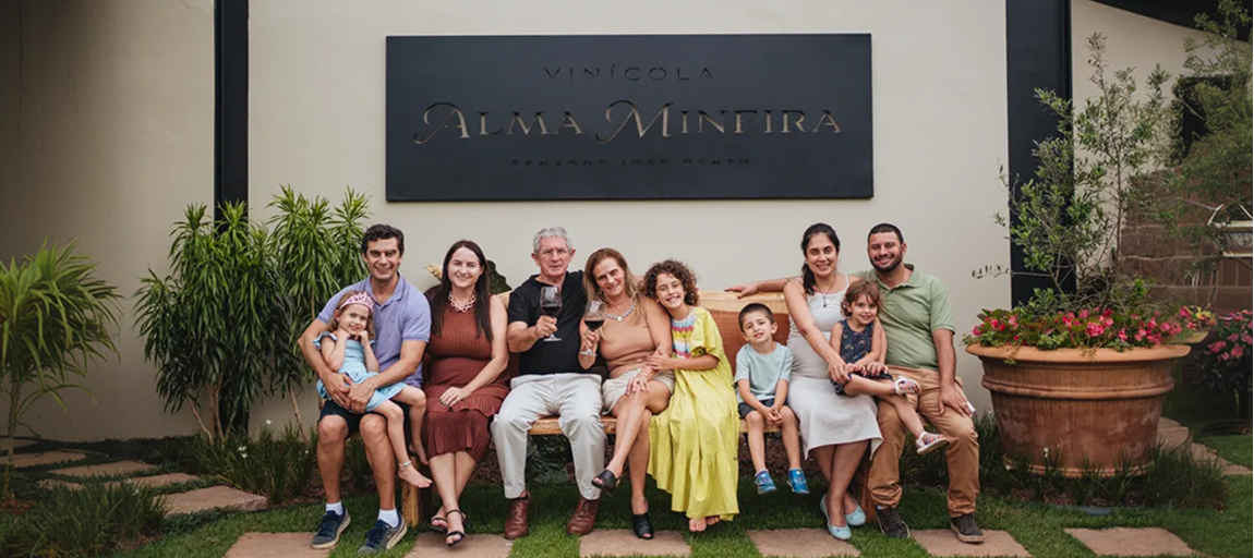 Família da Alma Mineira em frente à placa da vinícola em Senador José Bento