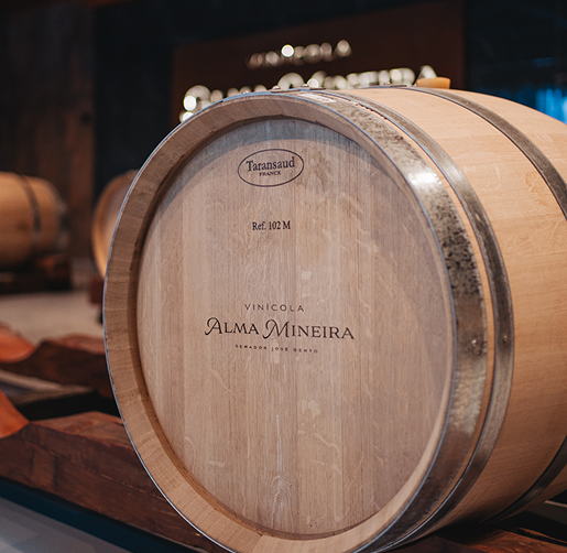 Barril de madeira com logotipo Alma Mineira